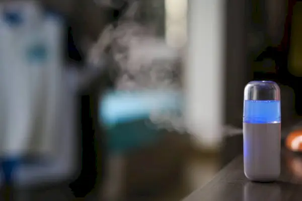 hmla rozprašovač na stole doma