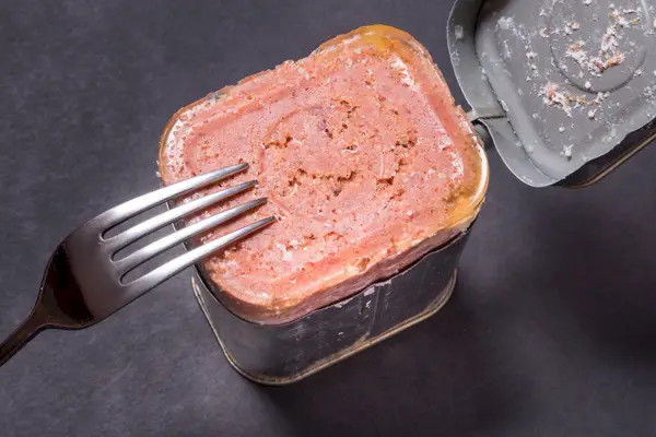 una lata abierta de carne en conserva