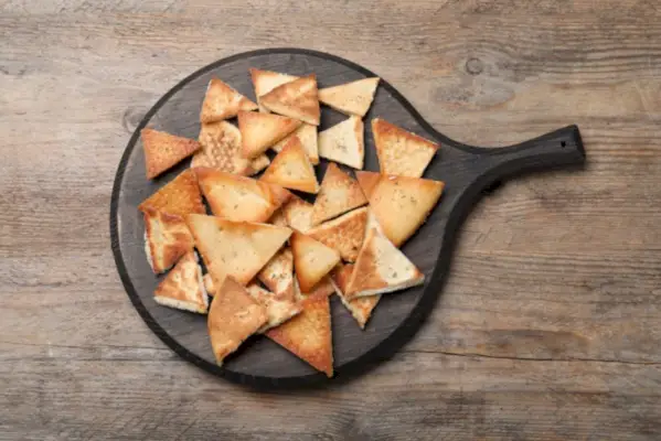 Pitachips op een houten tafel