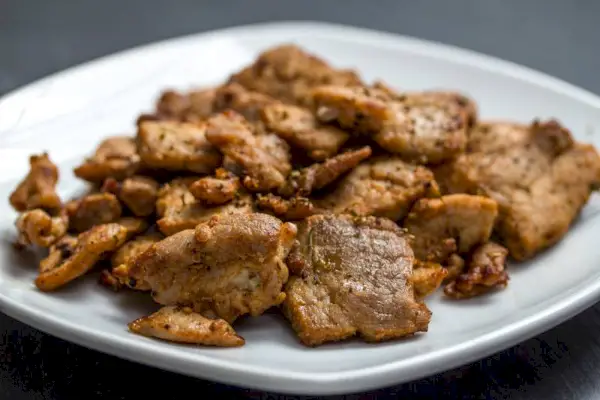 sima gyro hús egy tányéron