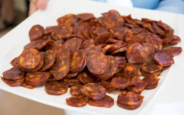 skivad chorizo på tallrik