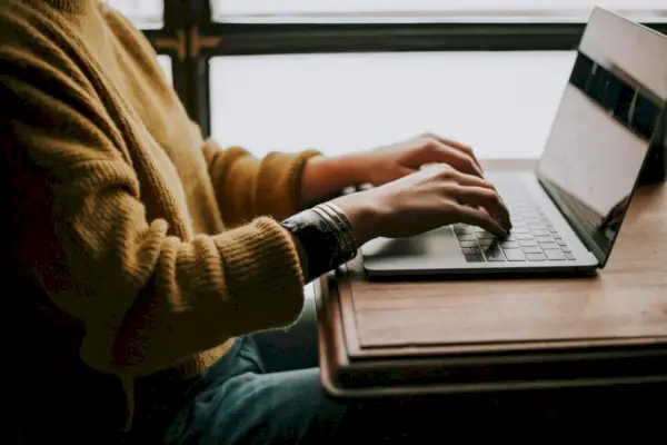 persona sentada frente a la computadora portátil