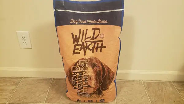 Verpackung für ausgewachsenes Hundefutter von Wild Earth
