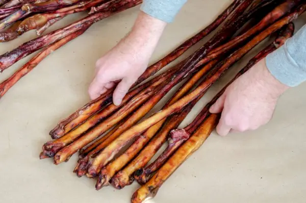 대형 깡패 막대기를 정리하는 남자