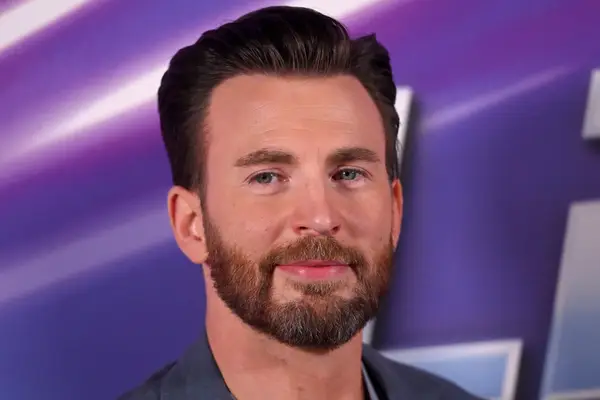 Pět celebrit: Chris Evans mluví o hraní s většími štěňaty a psy a adopcí