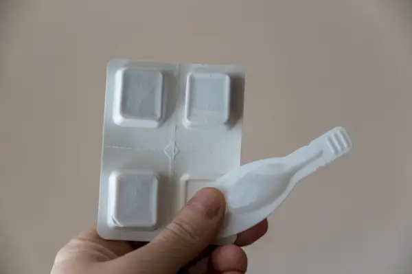 ノミとダニの薬を持っている男性