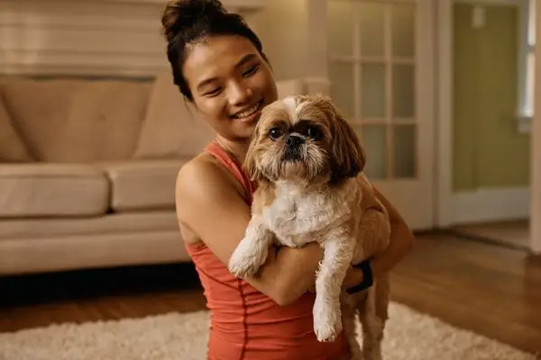 Drží svého psa Shih Tzu doma