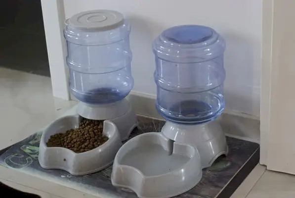 gravitationsautomat för mat och vatten för husdjur