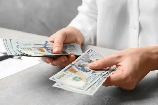 dona comptant dòlars a la taula