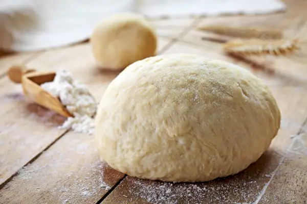 tijesto za kruh na stolu