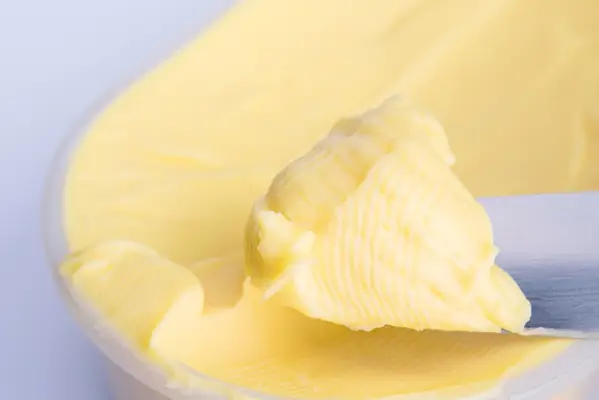Margarine mit Messer schöpfen