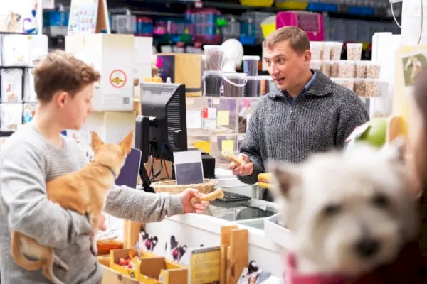 klient zwracający rzeczy w sklepie zoologicznym