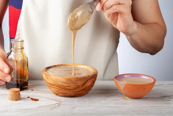 dona barrejant tahini