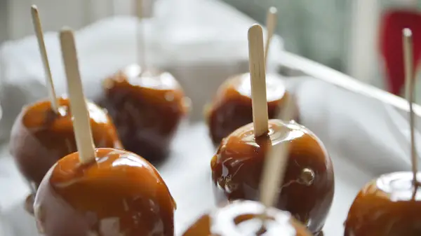 Lehet -e egy kutya karamellizált almát enni? A kutyák megsérülnek a cukor?