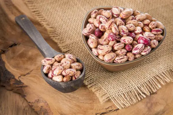 Haricots pinto sur bol en bois