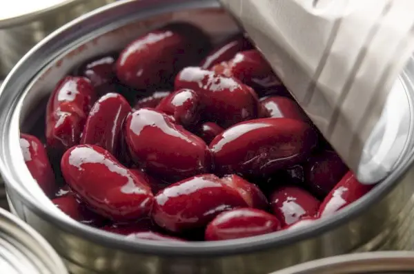 Haricots rouges en conserve dans une boîte de conserve ouverte