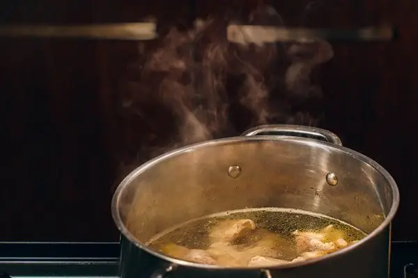 Kako skuhati piščanca za pse: Vodnik v 5 korakih, ki ga je odobril veterinar