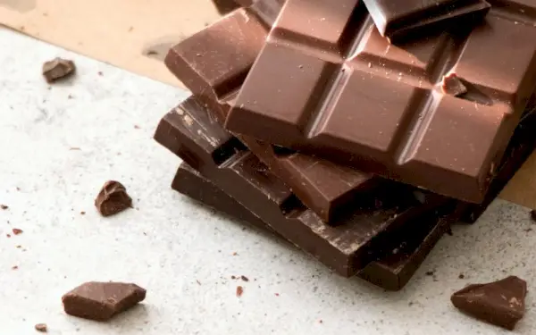 흰색 표면에 초콜릿 바