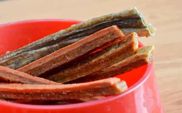 пилеће једрене посластице на црвеној посуди