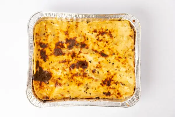 Bakt lasagne på engangsmatbrett