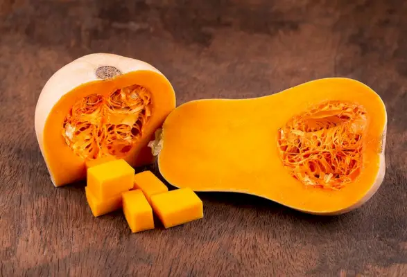 Butternut squash na starem lesenem ozadju