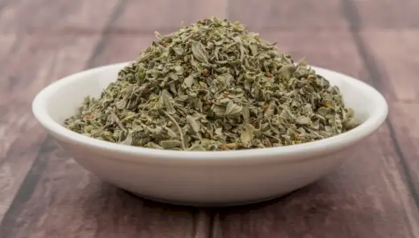 en skål med torkade mejramörter