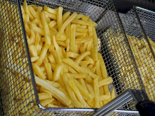 Pommes frites in der Fritteuse
