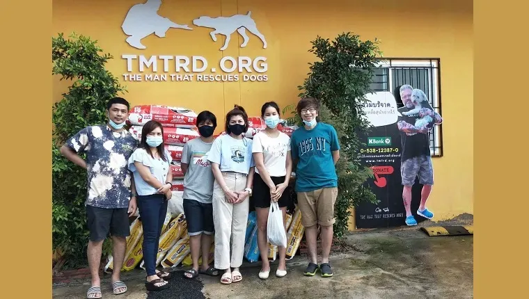 寄付者が避難所を訪問' title=