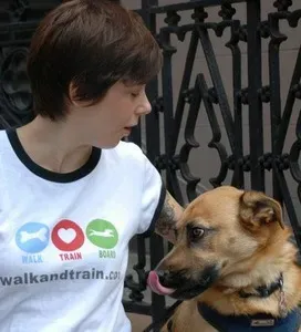 Egy kutya ajaknyalása (vagy az orrnyalás vagy a nyelvszorítás)' title=