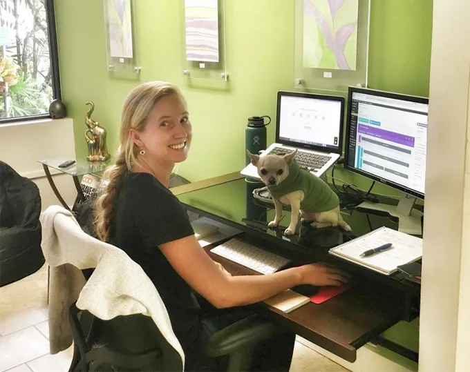 Ņemiet savu suni uz darba dienu!' title=