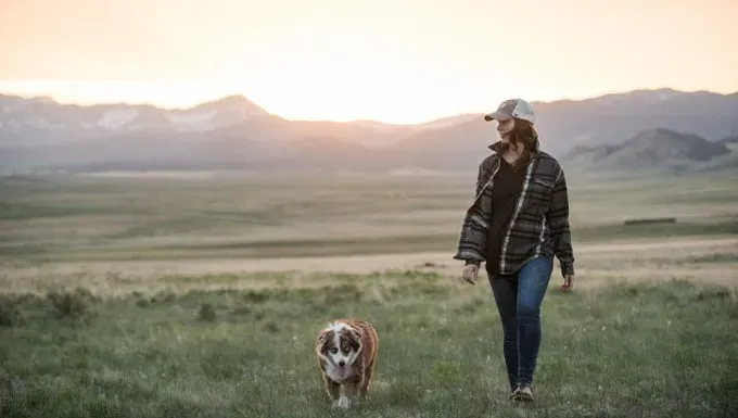 개 옆에 산책하는 여자' title=