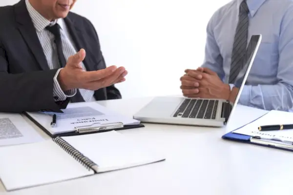 prodajni agent se pogovarja s stranko