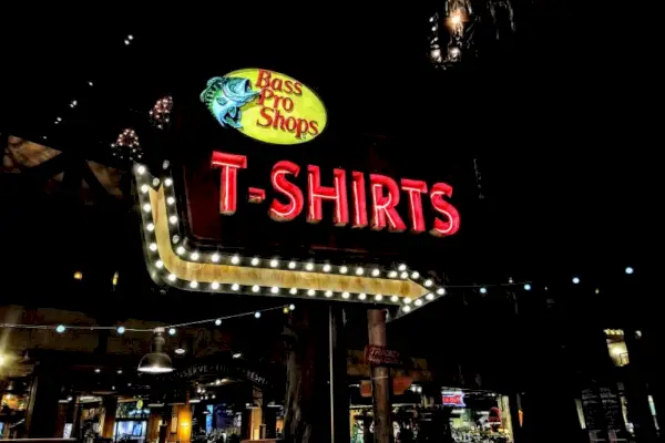 Bass Pro Shops natpis na majici