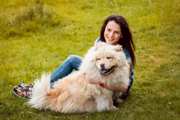 nainen koiransa kanssa puistossa