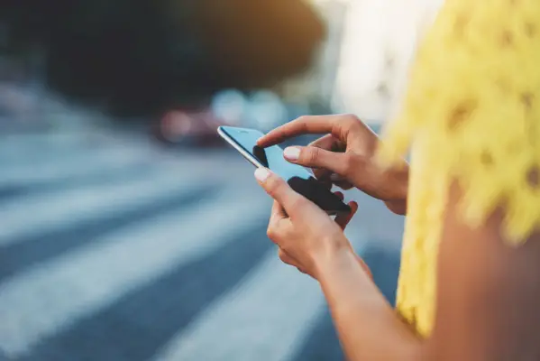 žena používa svoj telefón v meste