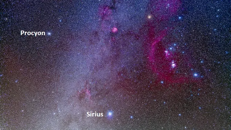 Az Orion és a Canis Major a Canis Minor-t, valamint a kutyasztárokat, Siriust (lent) és Procyont (bal felső sarokban) veszi át. Az Orion körül látható a Barnard hurok, valamint a Lófej-köd az Orion öve alatti terület és az Orion-köd az Orion kardjában. A Betelgeuse az Orion Rigel bal felső részén található, jobb alsó sarokban.' title=