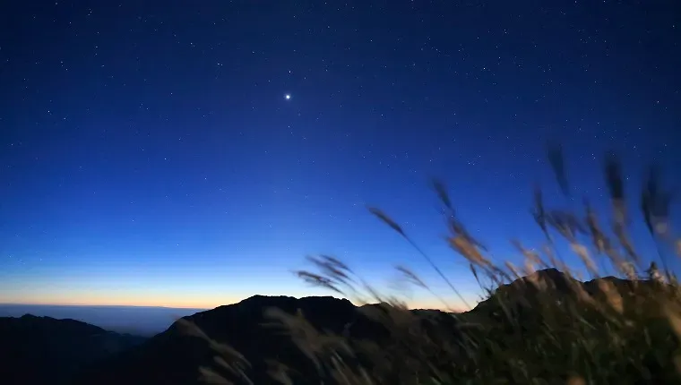 A Sirius nagyon világos csillag az éjszakában.' title=