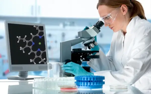 zinātnieks, kas strādā laboratorijā