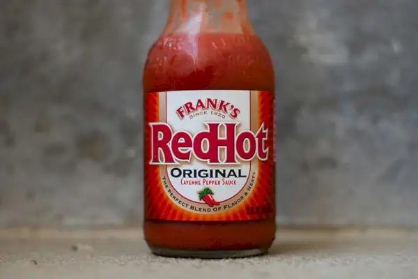 zblízka franks redhot original hot sauce