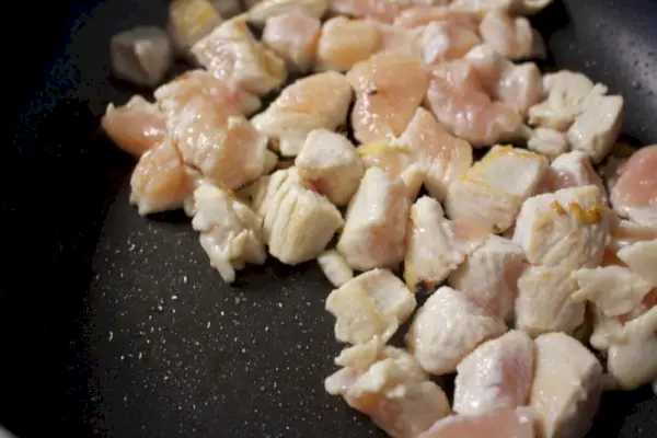 Cubi di petto di pollo cotti in padella