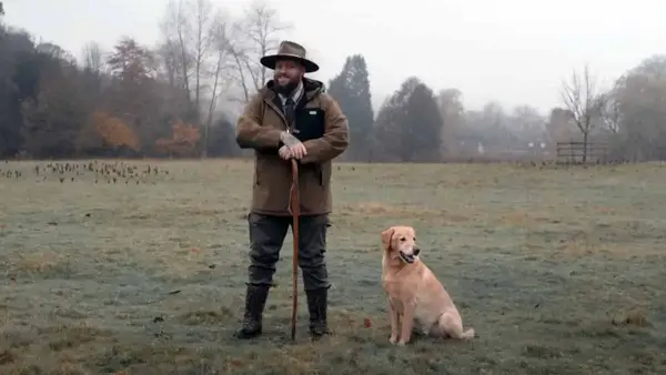Antrenorul de câini oferă patru spectacole de bază acasă în fiecare zi