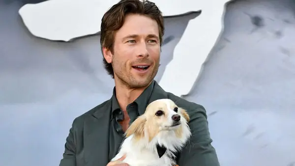 Glen Powell îl termină pe Bridget Bridget la sfârșit