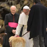 El nuevo Papa bendice al perro guía