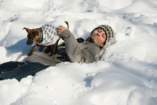 Vitenskap viser en kvinne fascinert av en mann med en reddet hund