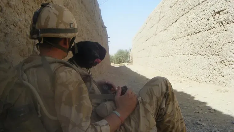 Veteran se tetovira iz pepela svojega vojaškega psa