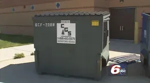 Doi cățeluși găsiți în reciclarea dumpsterului