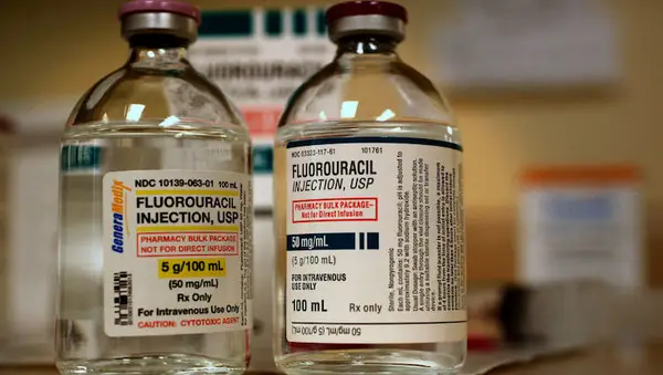 O fluorouracile, um creme para cuidados com a pele, é tóxico para cães, explica o FDA